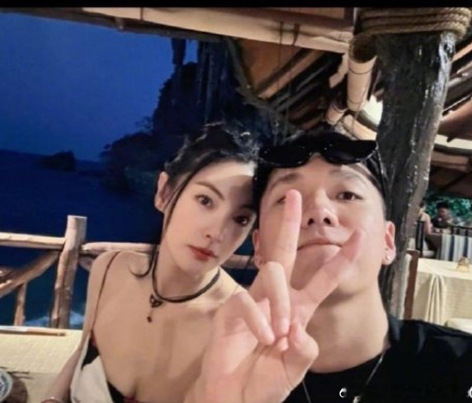 张雨绮男友晒合照官宣恋情 啊哈哈哈哈哈哈哈哈哈[笑cry] 张雨绮男友晒合照官宣