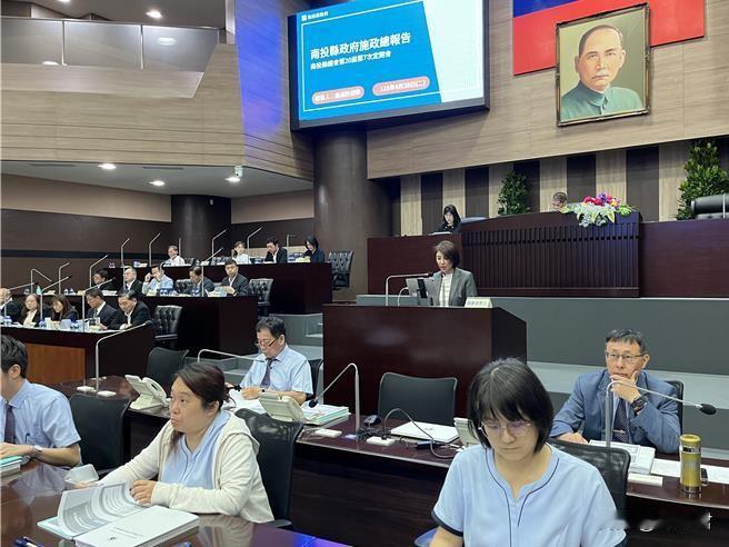 南投县议会28日举行第20届第7次定期会，议长何胜丰关切笋农灾损补助及梅雨季前山