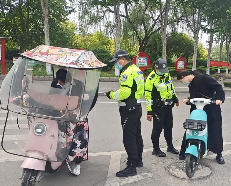 深圳一位女子花1600元购买了一辆电动车，刚骑了三天，便被巡警以“电动车超标”为