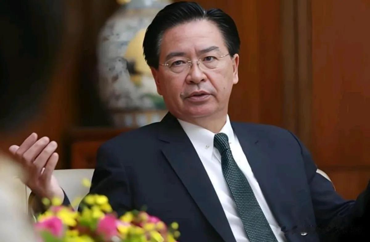 继续逼近台湾本岛仅剩32海里，顽固“台独”分子吴钊燮气急败坏，声称这是重大升级！