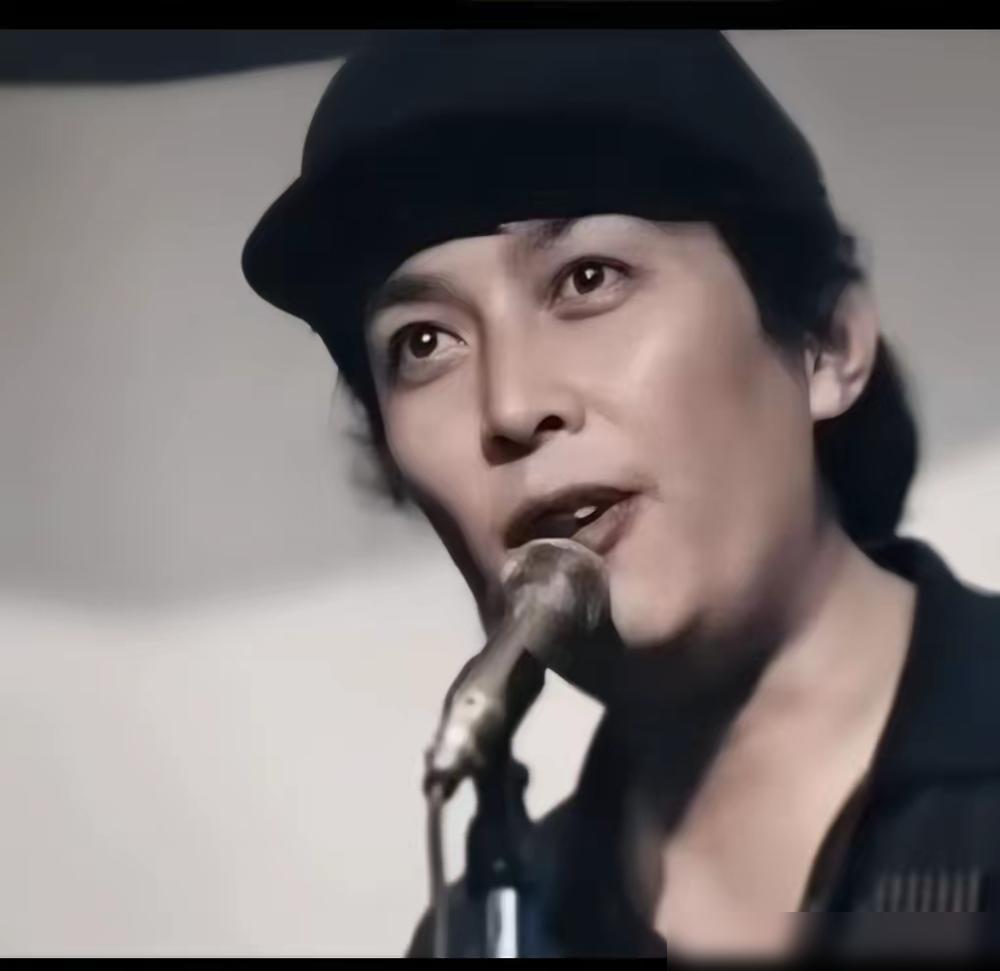 全中国都夸他帅，他却恨透了这张脸，把自己扔进军营里暴晒。
1979年陈冲一句奶