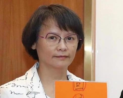 台湾省中学语文教师区桂芝在台湾孙文学校演讲台上直言，