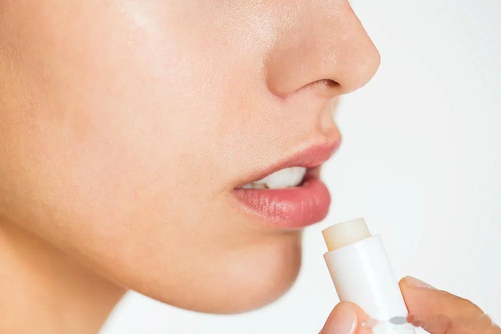 嘴唇的皮肤很薄，没有汗腺，油脂分泌较少，如果不好好给嘴唇做保湿和防晒，嘴唇很容易