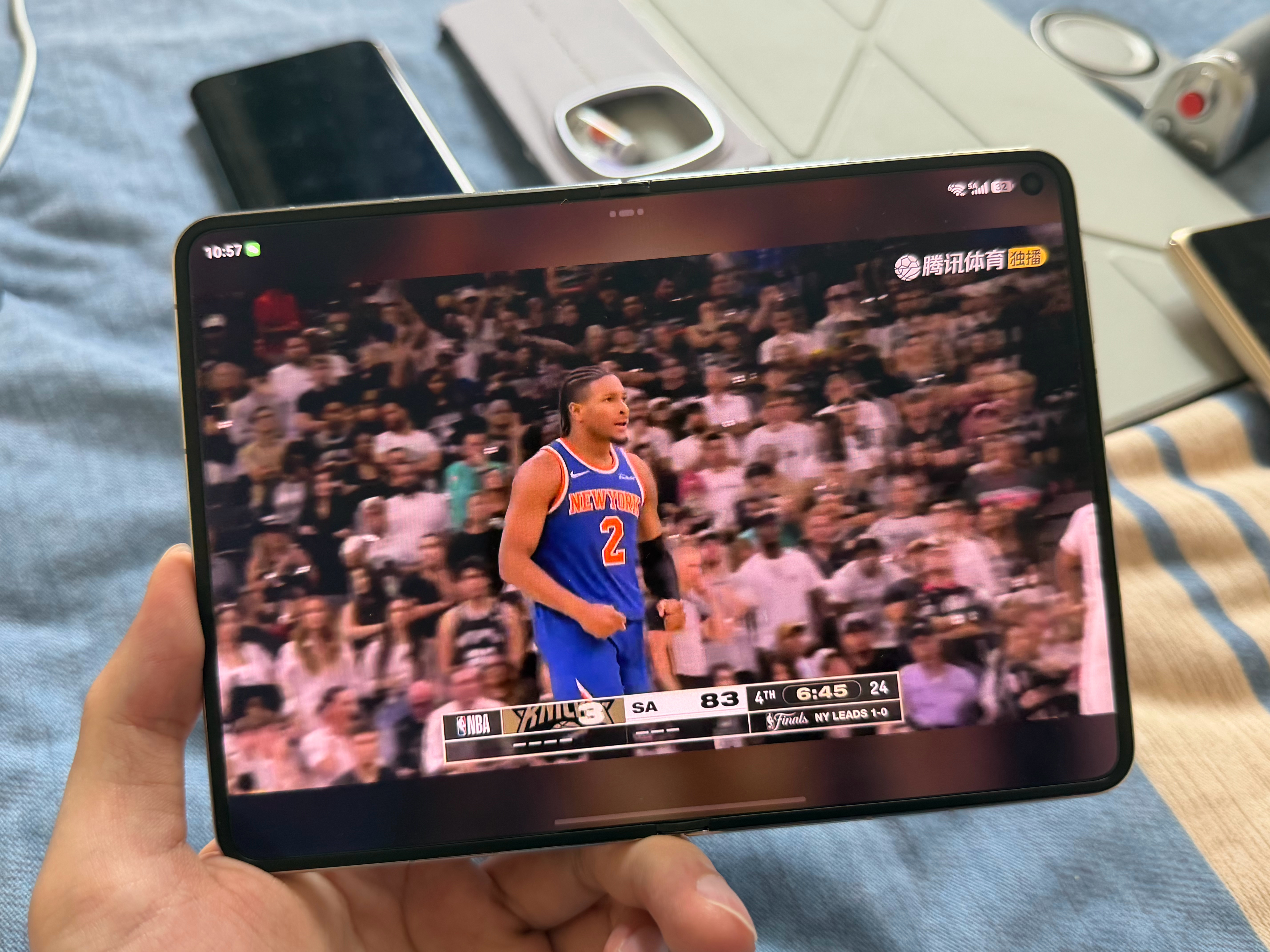 早上起来，用华为Pura X Max看NBA总决赛太爽了，这个比例就是观影绝佳。