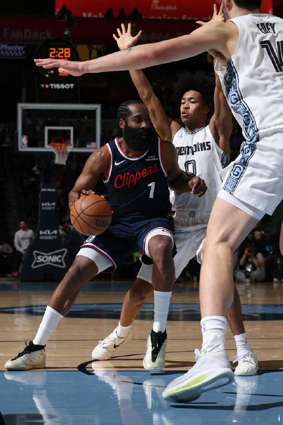 哈登 18分2板7助 W6L17[23/82]上半场还可以，后面明显跟不上节奏了