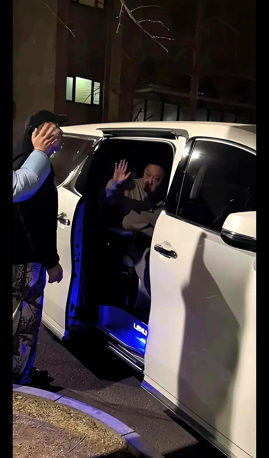 于谦证完婚，开着雷克萨斯走了。没人注意他脖子上那块石头，值40万。
 
他摆摆手