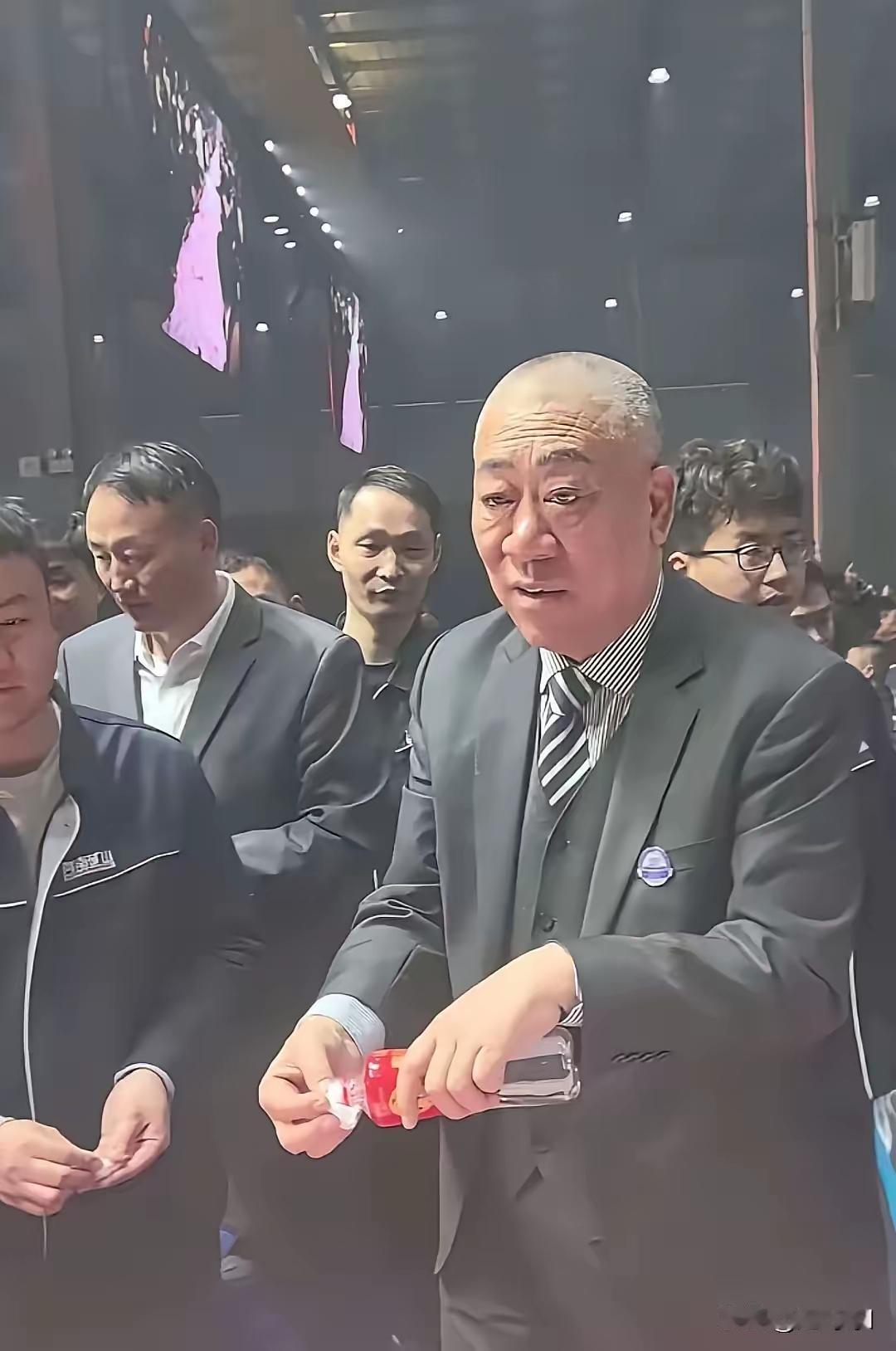 崔培军这下有名，通过过年发钱，给员工的福利待遇好，这下出大问题了，新年刚过，大量