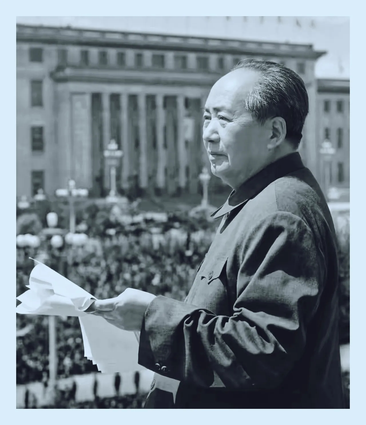1970年，毛泽东主席在天安门城楼上，参加一次大会。他正在看别人的讲话稿。 