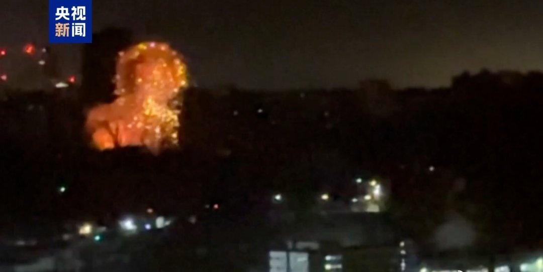 《鏖战红军城，俄乌兵力比在10:1到8:1，泽连斯基现身前线》鏖战红军城，俄乌兵