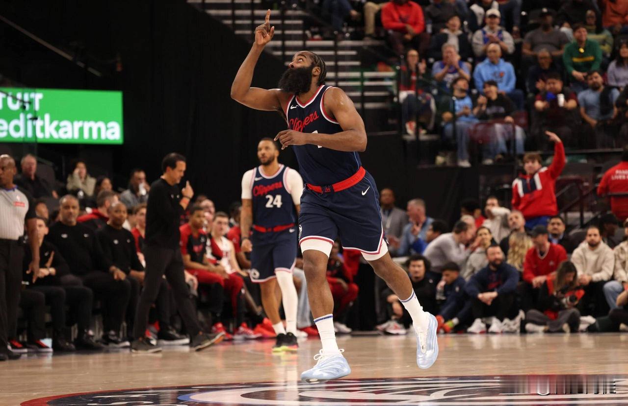 其实如果去年那批替补在，也还好点，今年其实首发问题不大，主要还是伤病和替补，伤病