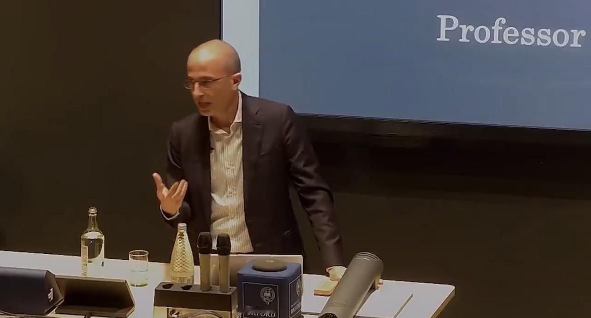 Yuval Noah Harari将AI的威胁视为“文明的读解能力”，而非“机器