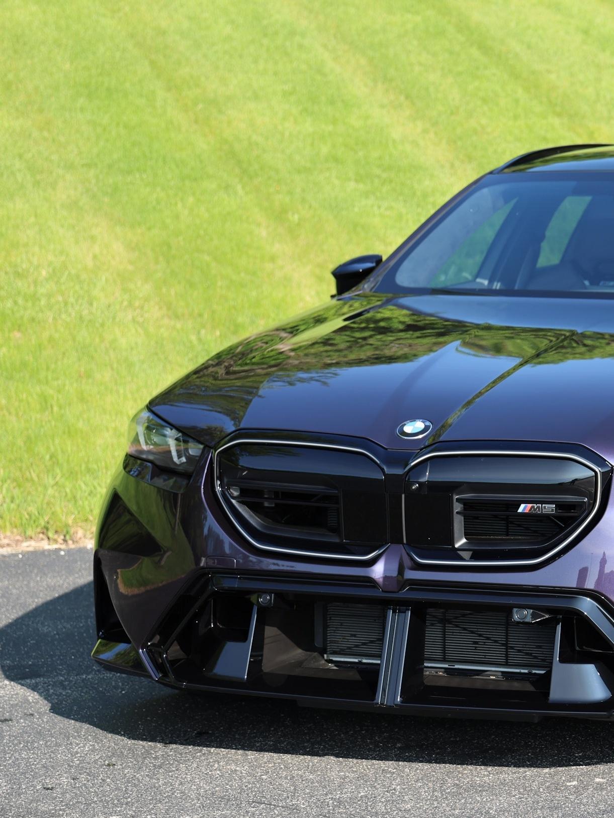 这是一台宝马G99 M5 Touring，外观是科技紫，内饰是深紫/黑色，各位感