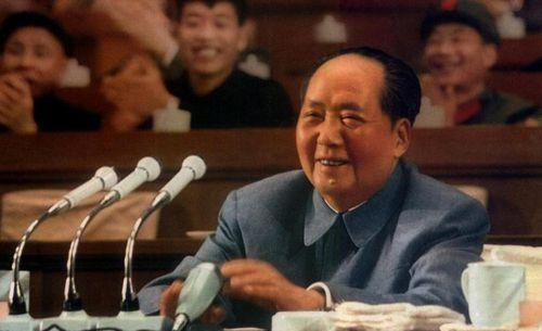 1958年，毛主席时隔36年，再次吃到长沙火宫殿的臭豆腐时，留下了一句传世名言：