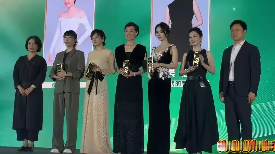 名场面呀！白玉兰提名女主角合影一出来，所有人都看呆了！官方身高167的杨紫被一众