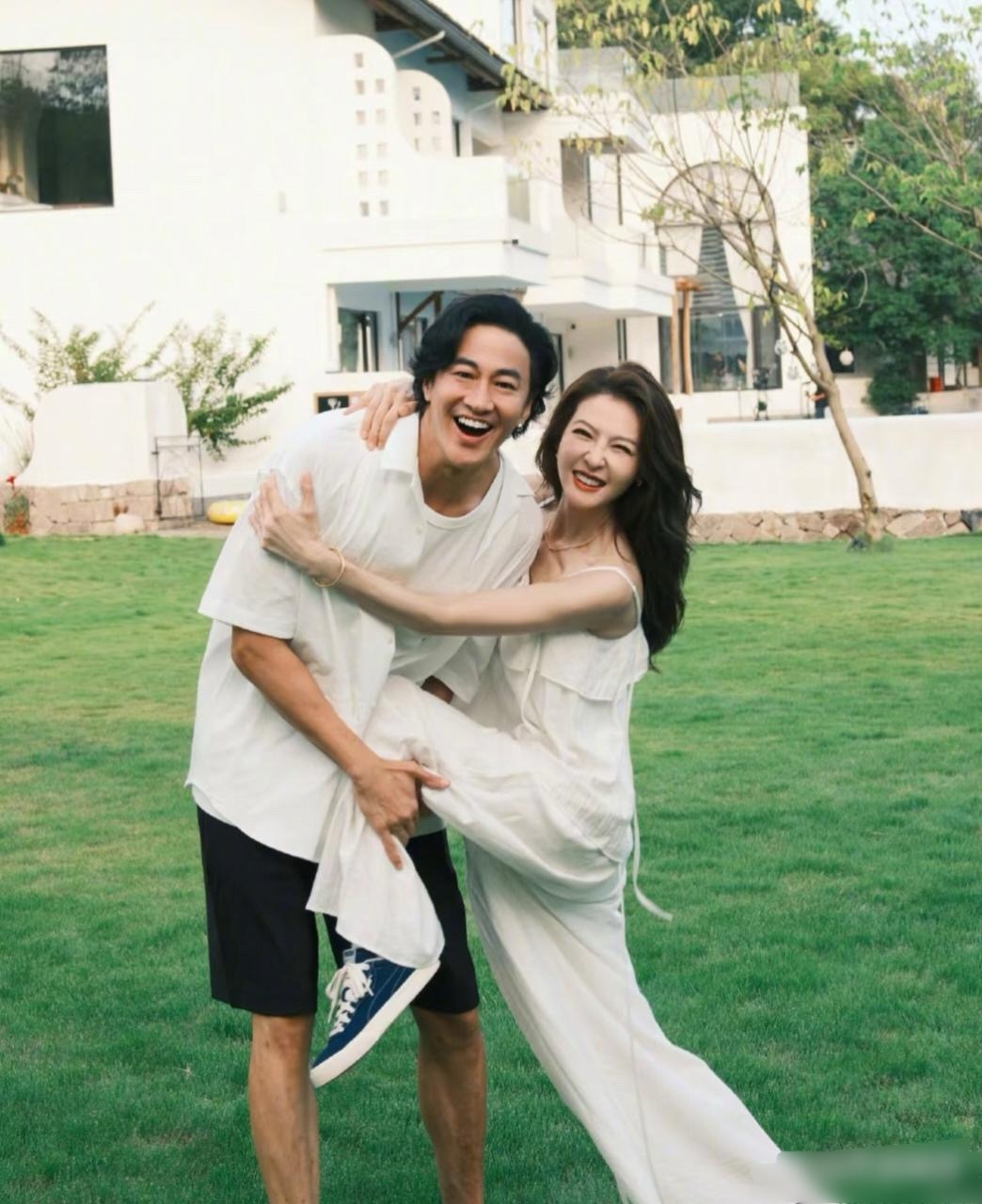 50岁何润东和妻子一起拍摄情侣写真，夫妻俩看起来太恩爱了。他的老婆已经46岁了，