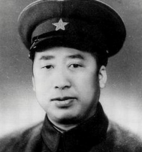 曾任高于众人的重要职位，仅次于毛主席却未被授衔，朱德称他为“大老板”的那个人是谁