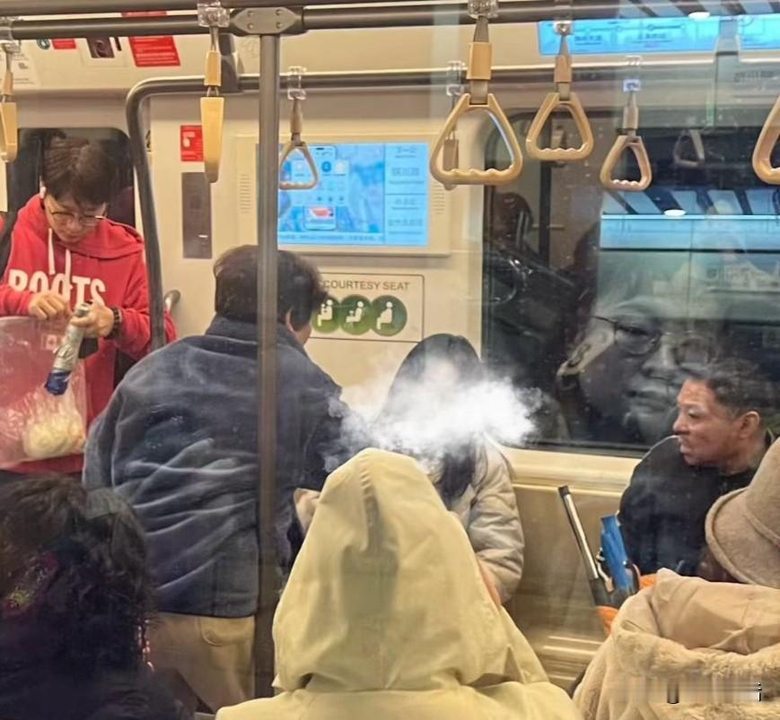 正月初八上午11点左右，15号线上海西站地铁到站之际，一名20多岁的女生突然毫无