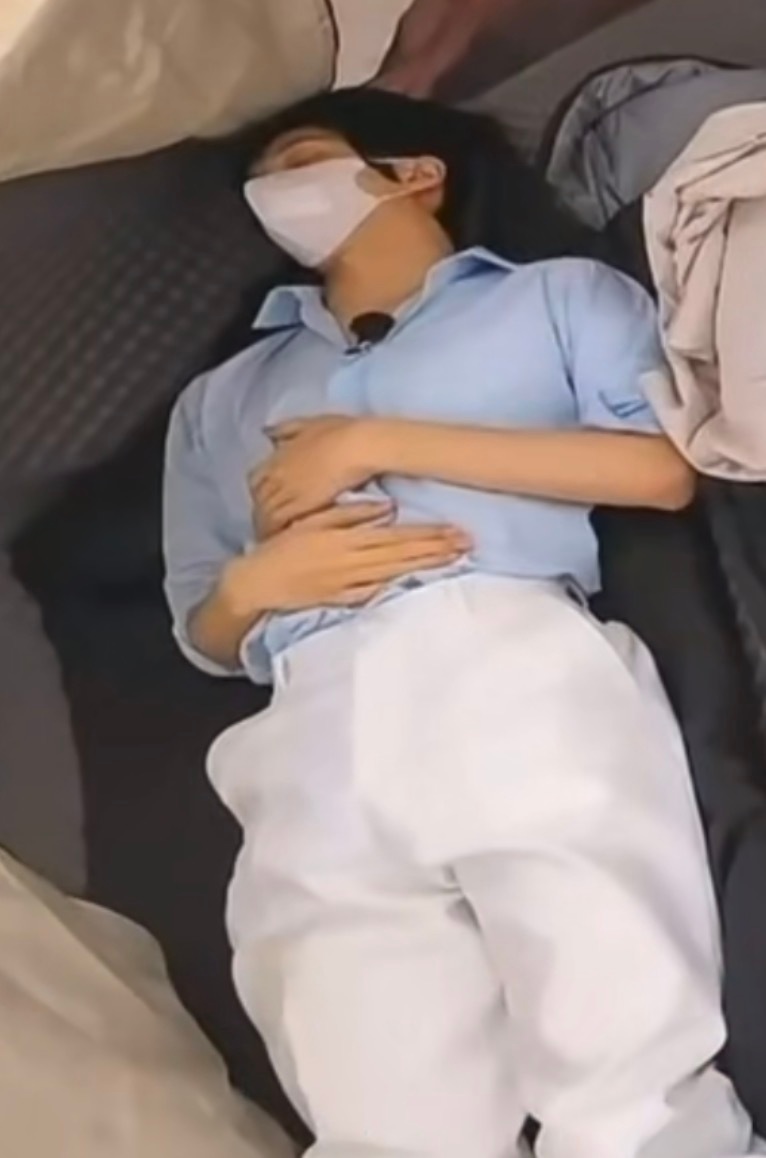 我妈怀我的时候一直搁着肚肚摸我 唉好幸福我再也不乱踢她了 