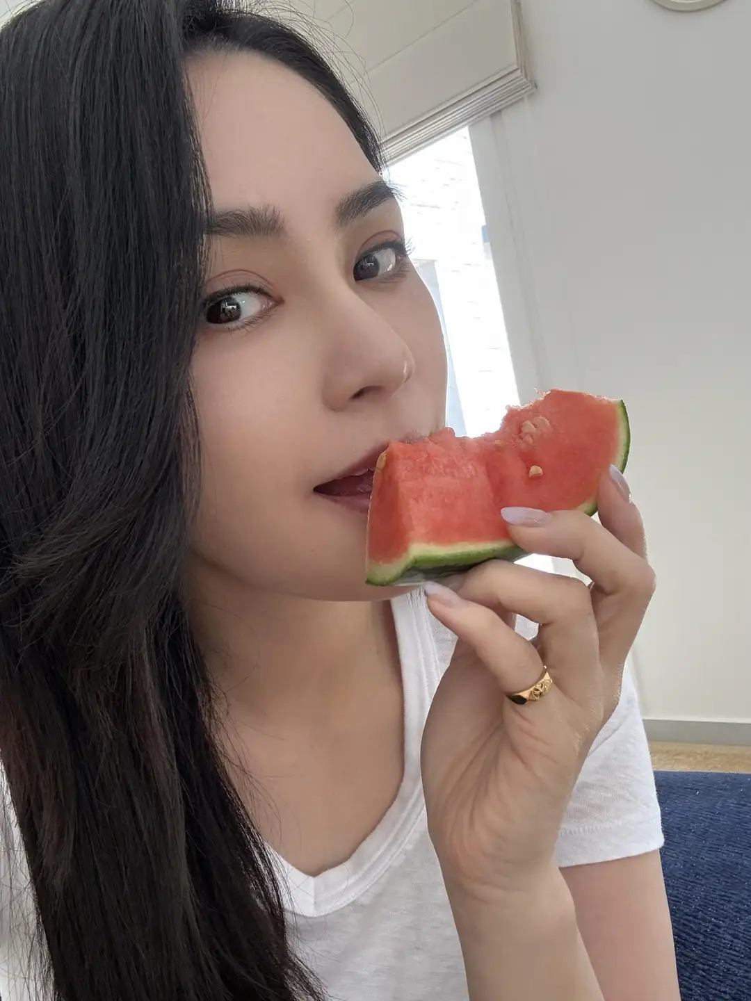 钟欣潼今日份吃瓜美拍，人比瓜甜 