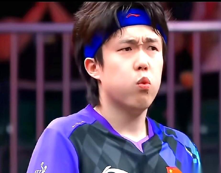 大半夜的，心脏差点从嗓子眼蹦出来。
你能想象一个娇小的中国姑娘，一拍子过去，把一