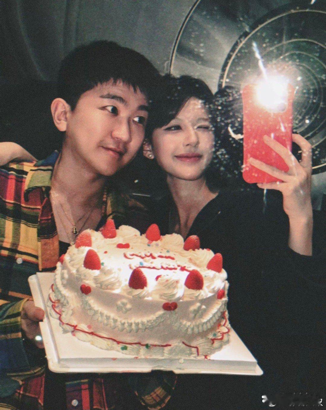 这算不算典型的谁红喝谁玩？张大大以前过生日少不了杨幂和大baby，后面还有宋zu