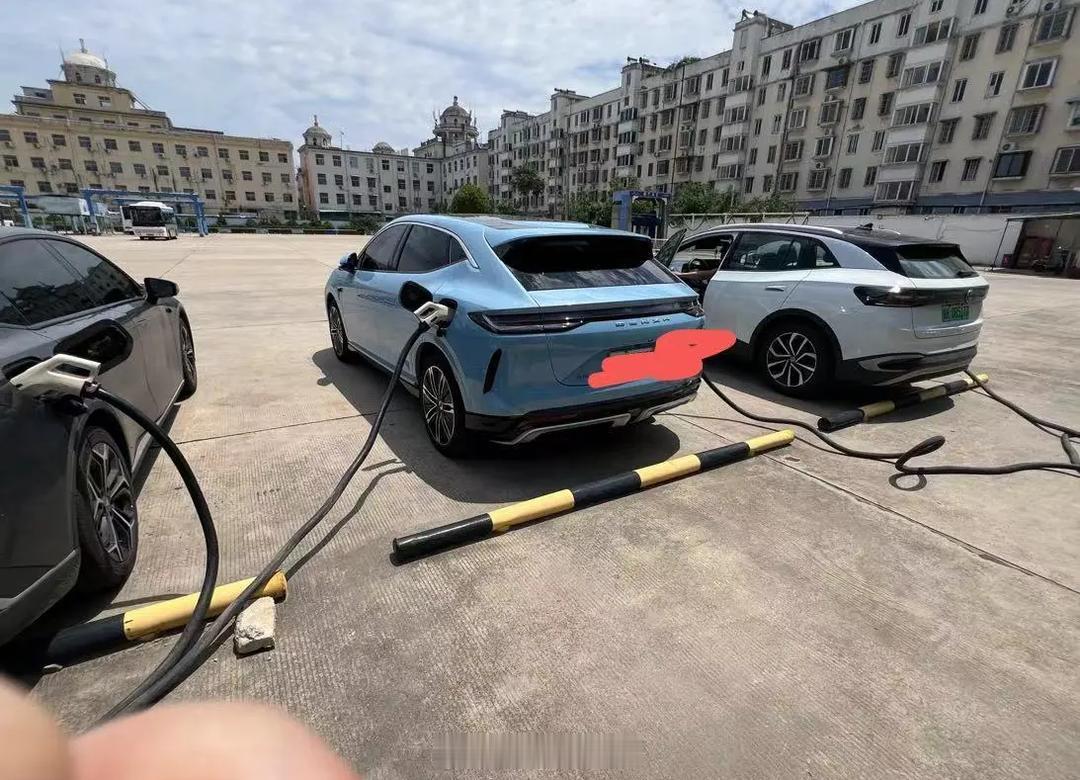 给比亚迪的产品经理提个关于双枪充电的建议。我建议在支持双枪充电的产品的一侧充电口