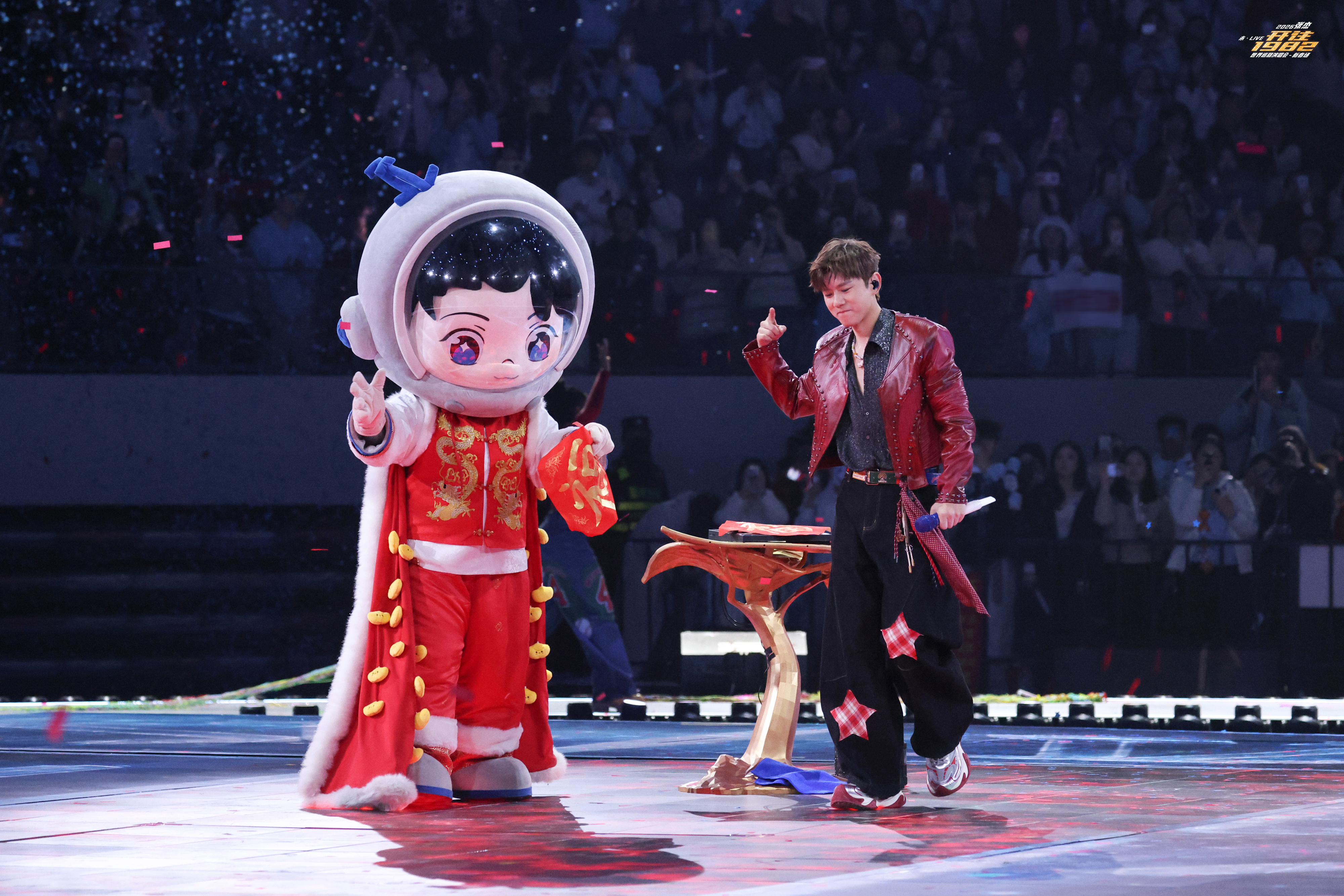 宝宝斗篷里是还粘着小元宝吗