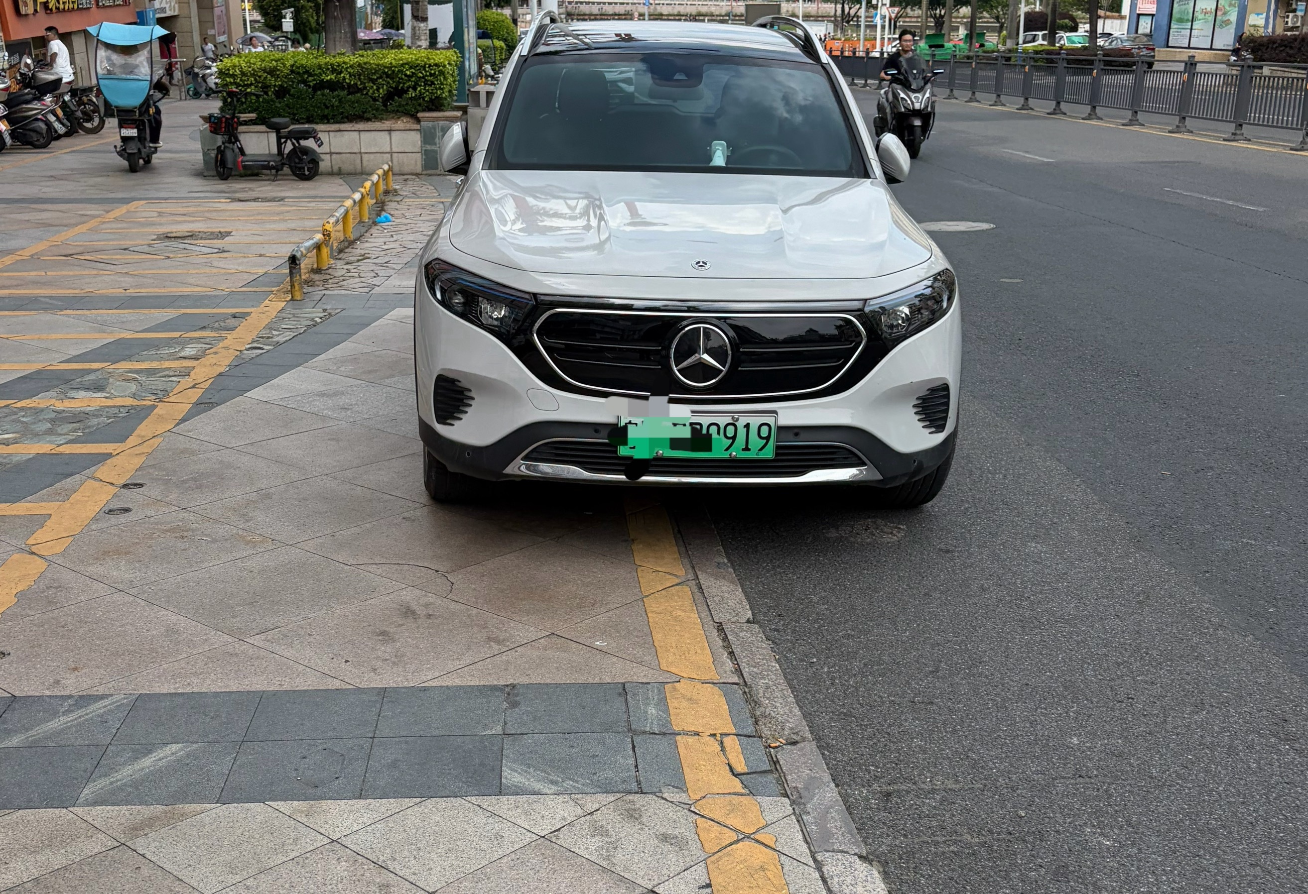 不知道是不是老头乐看多了我现在看这辆绿牌奔驰还是太像老头乐了
