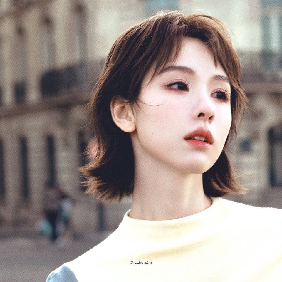 陈都灵短发出席罗意威巴黎时装周就这样轻松出圈了 