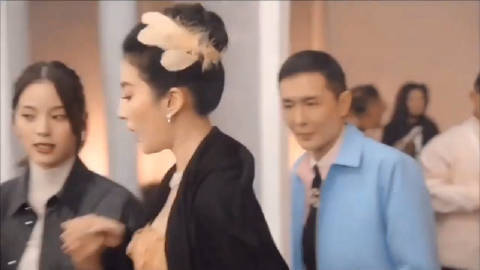 刘亦菲欧阳娜娜VOGUE后台热聊被这个小画面戳到了，娜比当摄影师帮刘亦菲拍照，对