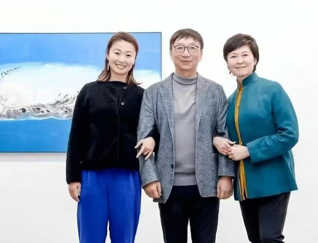 王尔晴是敬一丹与王梓木的女儿，留学归来后投身教育公益。王尔晴嫁给苏格兰小伙尼克，
