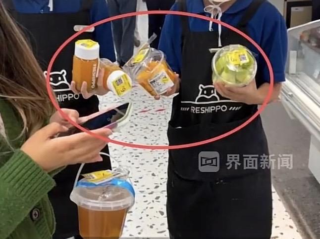 山东，一网友逛盒马，发现打折货架上放的水果很不新鲜，可收银台上却放着一批成色很好