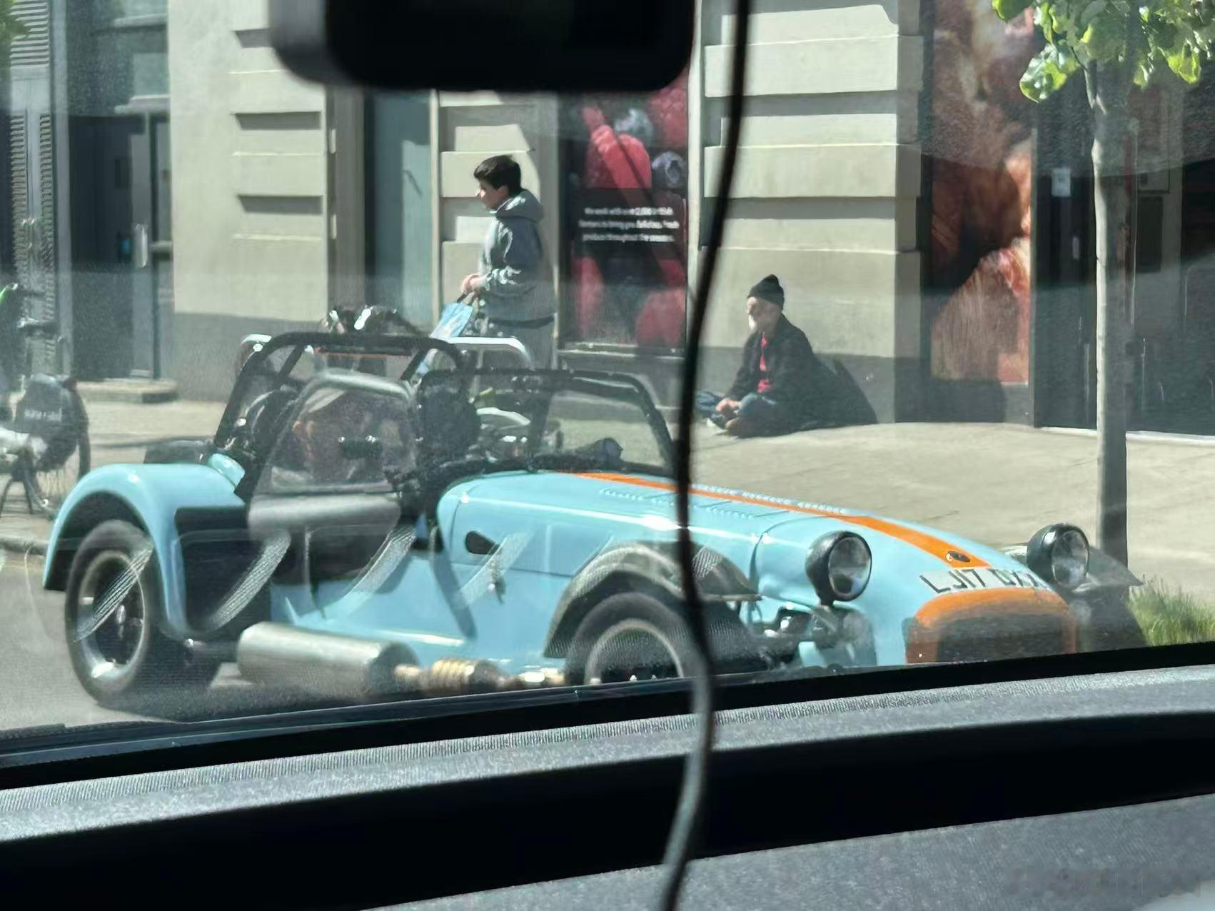 在伦敦开BYD海豚的闺蜜偶遇的路边小可爱……查了下车牌，这卡特汉姆是个10岁的新