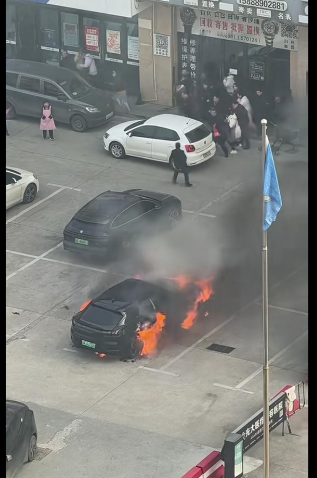 别管是哪个品牌。今天这个爆了明天那个自燃了，不用加油是挺好，就是费车。遥遥领先法