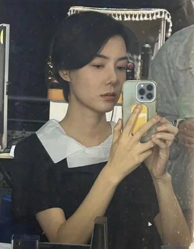 车晓浑身上下其他地方都好看，就是鼻子有点怪，有点像杰克逊的鼻子。
以前的车晓端庄