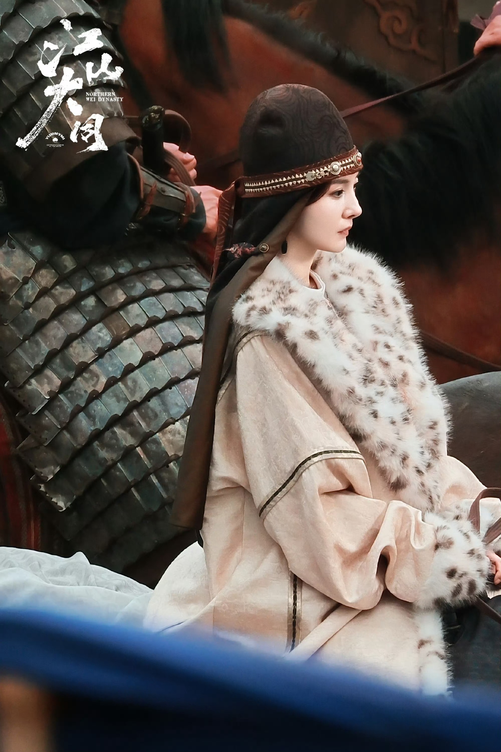 杨幂风帽骑马路透杨幂新剧骑马路透杨幂新剧骑马路透，好飒，哇哦 