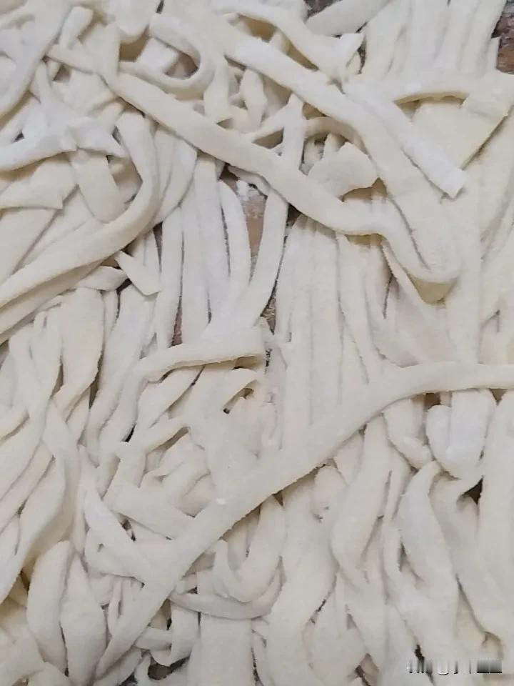 今天吃手擀面，500克面粉，一个鸡蛋，一丢丢盐，矿泉水和面，醒面30分钟，开始手