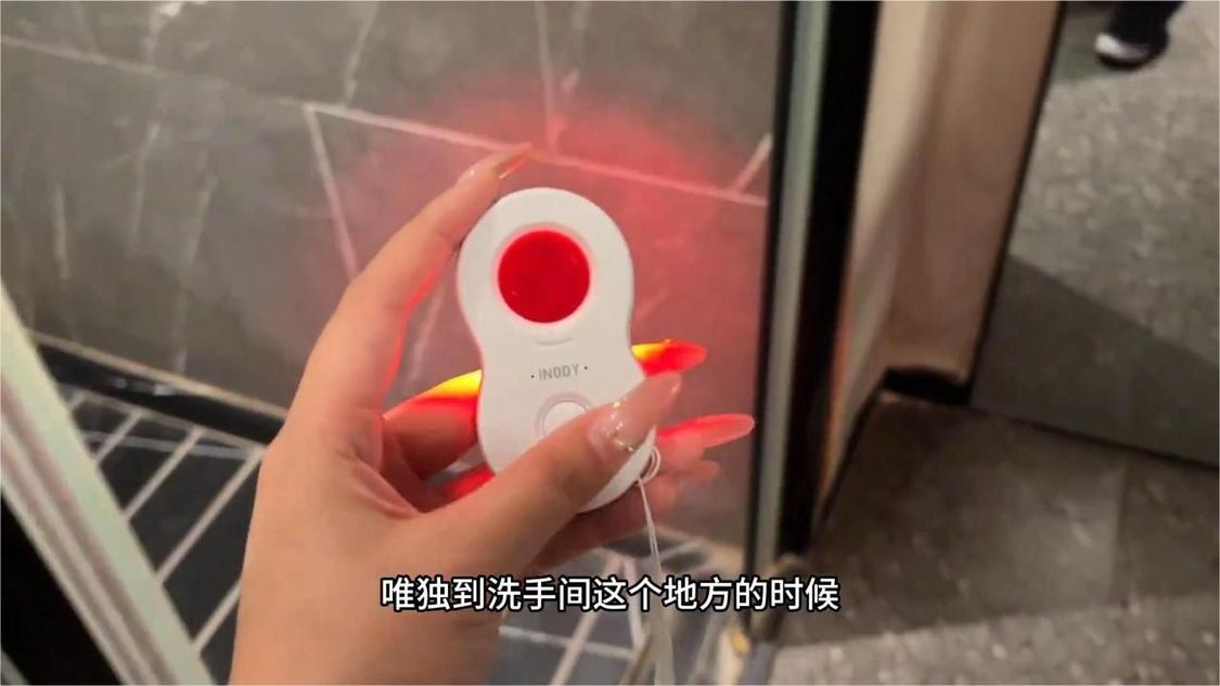 两个女生端午出去游玩，检测到房间卫生间内有摄像头！
