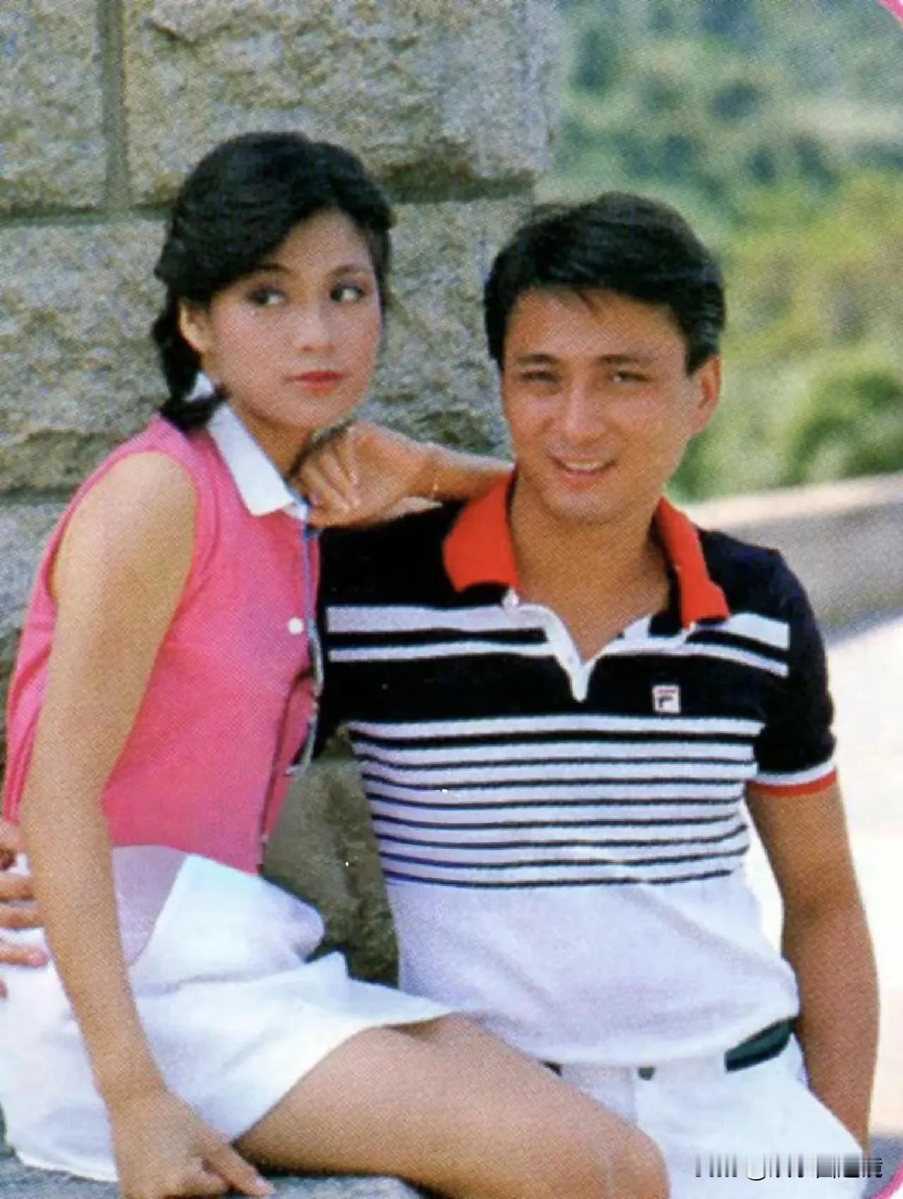 上世纪80年代，翁美玲和汤镇业的合影，那时他们应该是在谈恋爱。
照片中的翁美玲纯