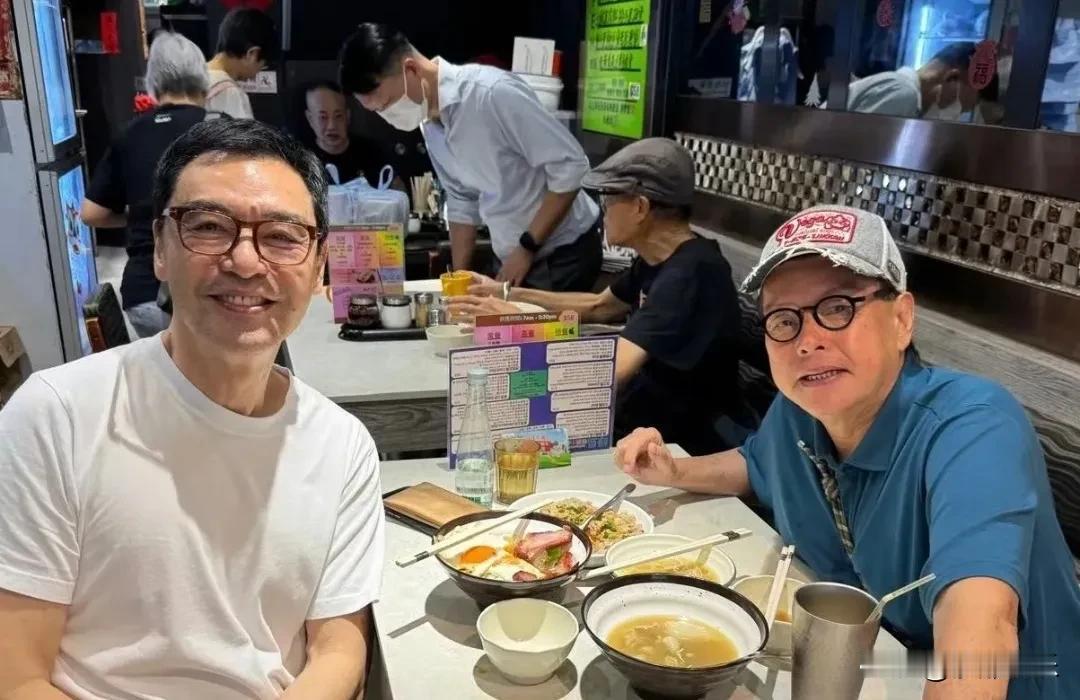 温拿五虎解散多年，但谭咏麟和钟镇涛这对老友的情谊从来没断过。

最近，刚去加拿大