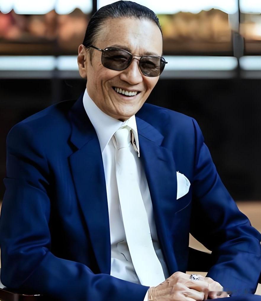 谢贤走的含笑九泉，

不是说他自然老去无疾而终，

而是一辈子子孙满堂最懂他的还