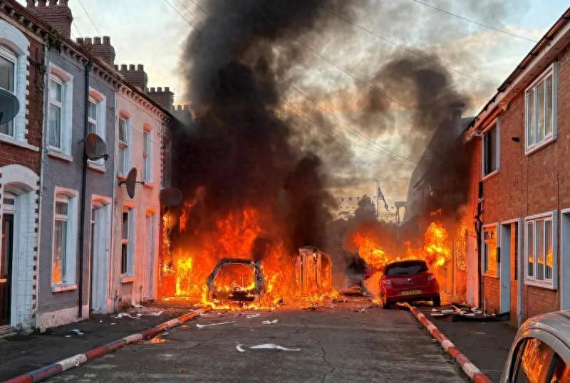 苏丹难民贝尔法斯特当街砍人致受害者失去左眼，英国多地骚乱烧房烧车，斯塔默急了：不