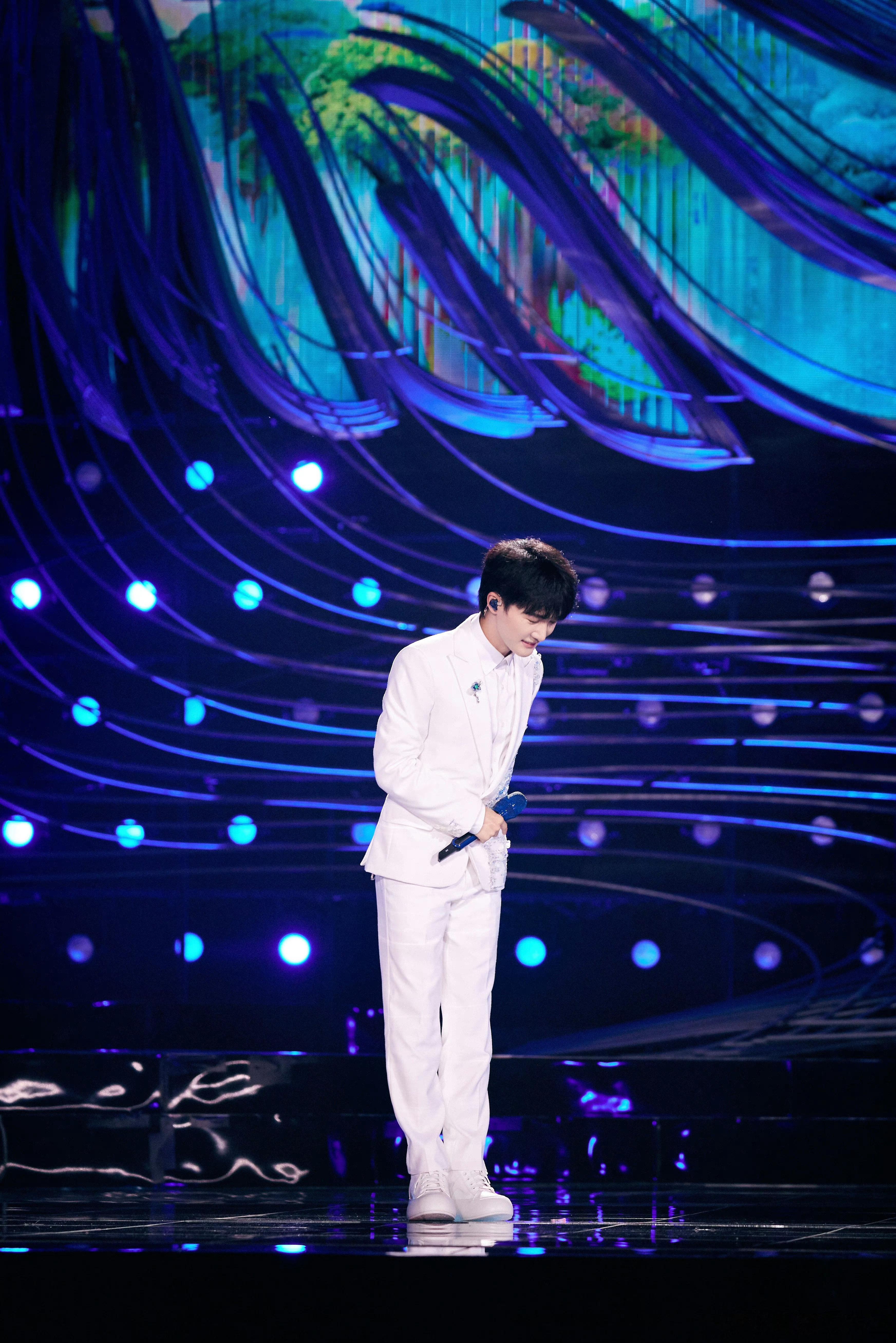 #周深[超话]#[音乐] #周深深深感谢你9周年演唱会# [2023.08.23