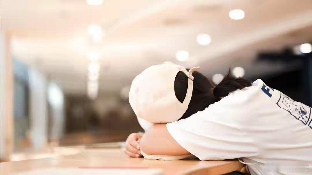 春节结束坐在工位好不习惯眼神聚焦在文档上，思绪飘回了餐桌旁。敲字的速度，赶不上嗑