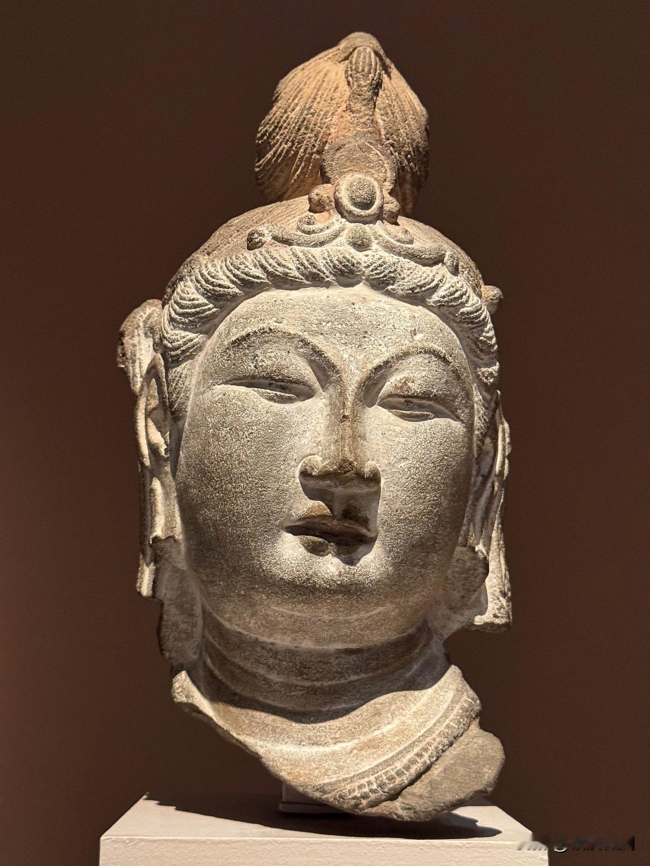 太原天龙山石窟第21窟，一尊唐代彩绘石雕菩萨头像，从发饰推断，应该是一位协侍菩萨