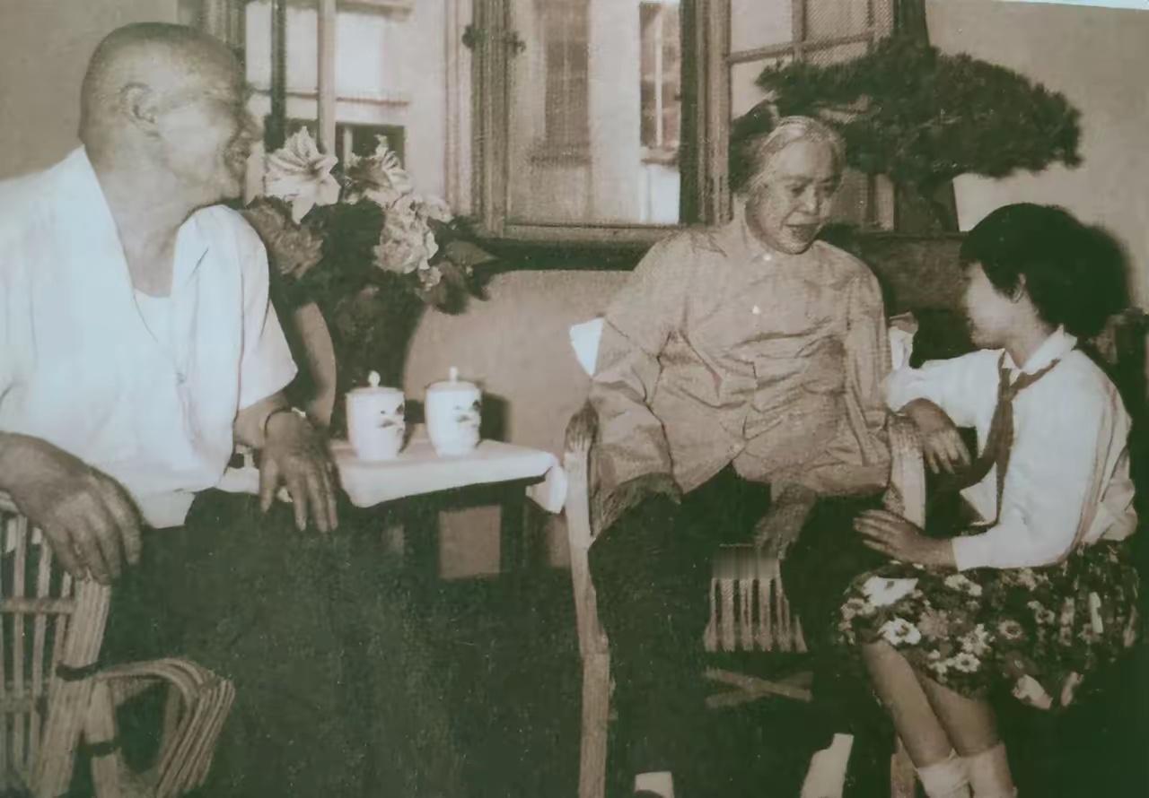 这张照片拍摄于1979年的上海，记录了贺子珍与外孙女孔东梅、亲家孔从洲的温馨合影