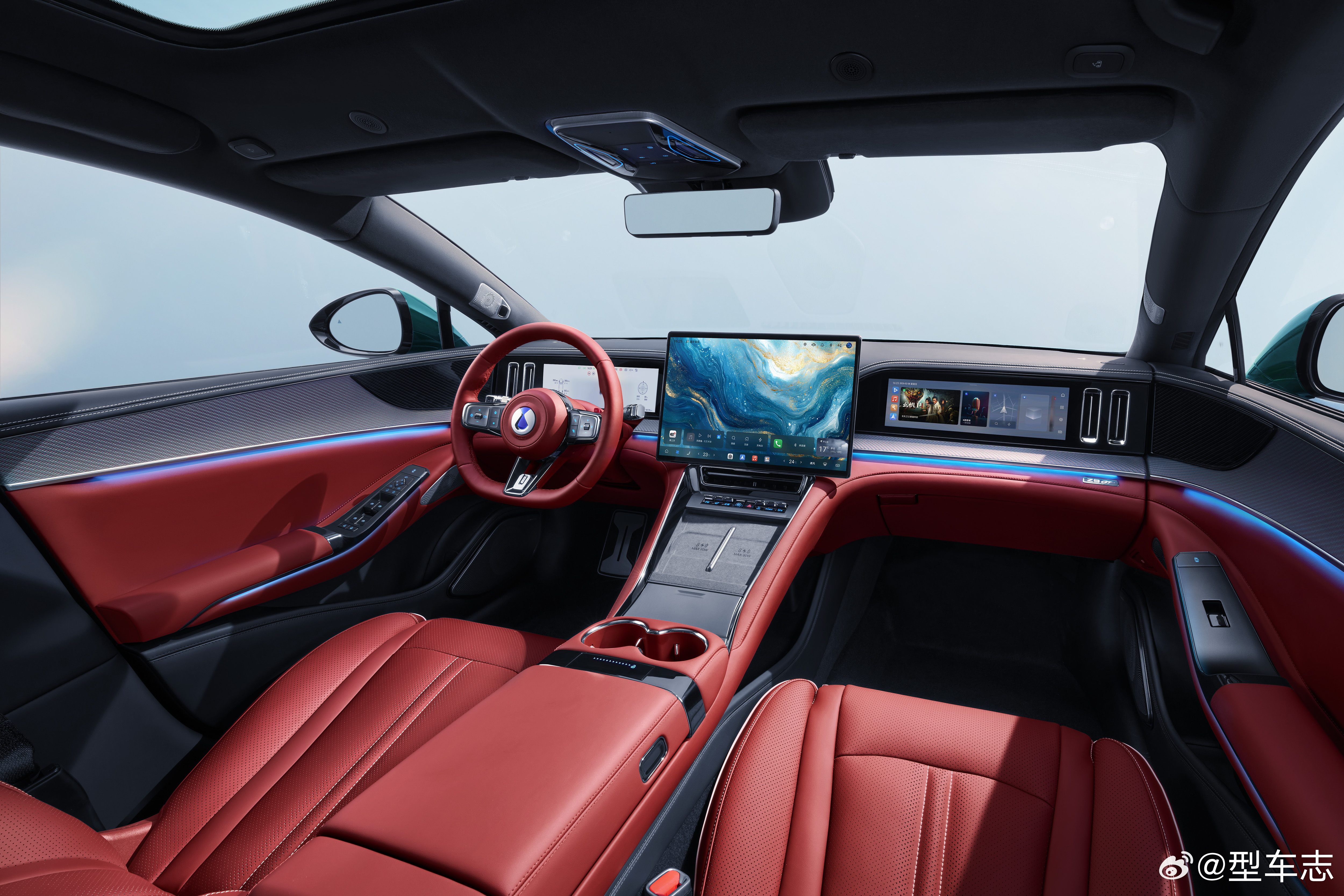 全球首台腾势Z9GT交付给用户了。搭载第二代刀片电池闪充技术，CLTC续航103