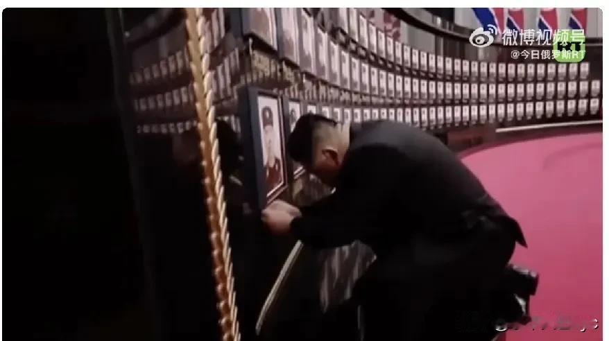 朝鲜领导人金正恩公开悼念俄乌冲突中牺牲的朝鲜士兵，场面感人
视频显示，他替阵亡士
