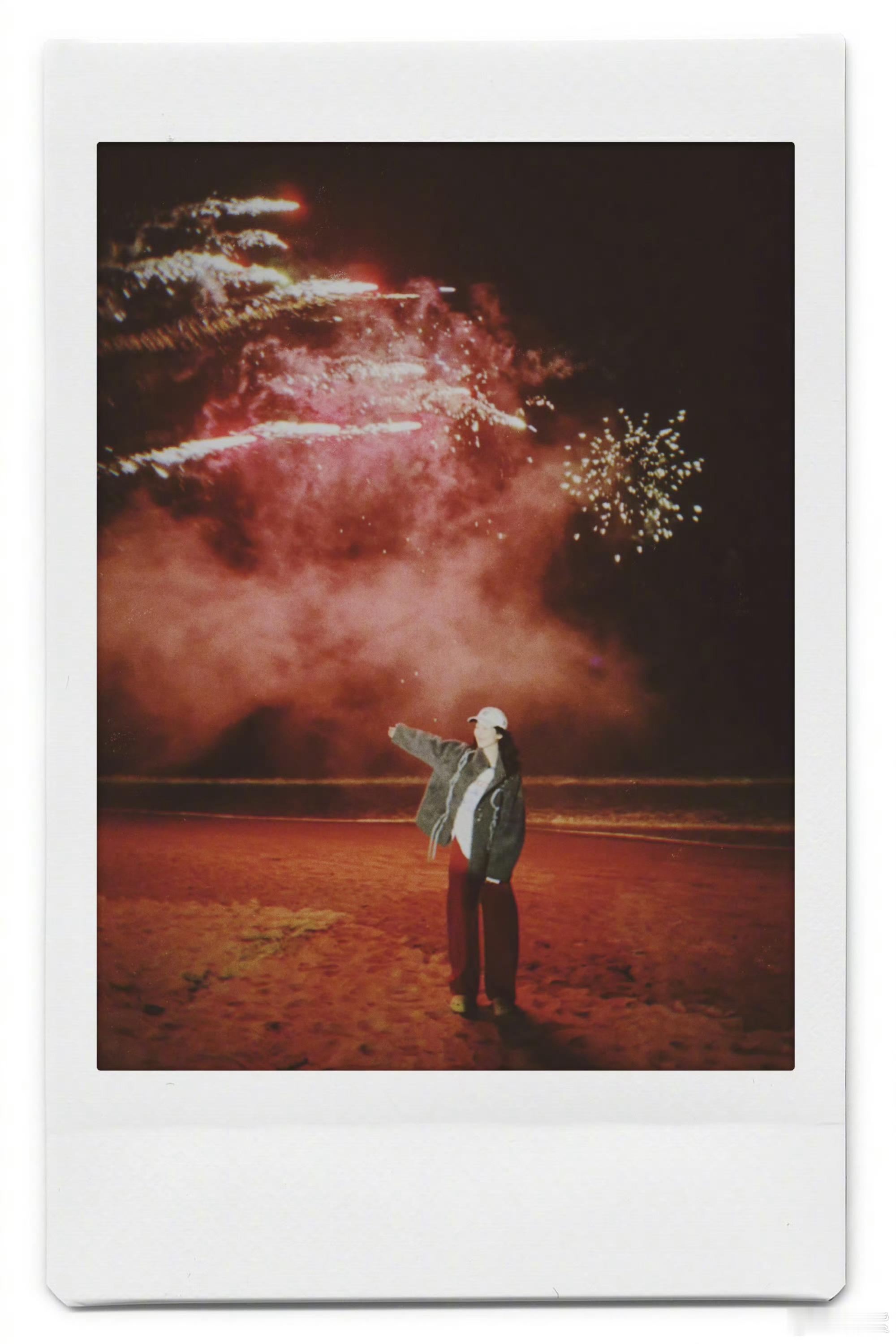 杨紫海边烟花碎片可可爱爱的小猴紫，新剧赶紧来，我已经迫不及待啦