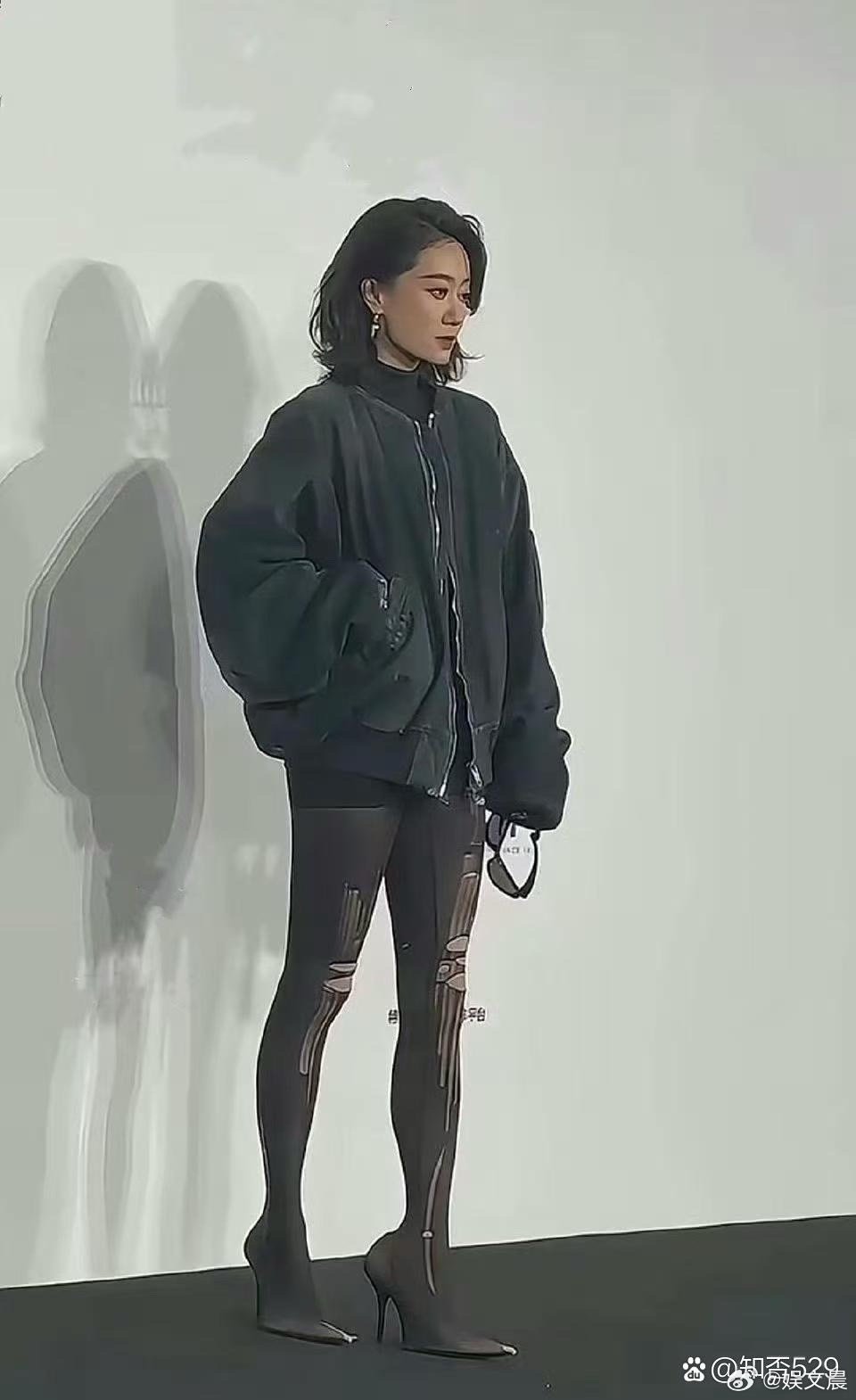 张小斐这双鞋子着实让人看不懂！难道是高跟鞋外面直接套了层黑丝？这穿搭脑洞也太大了